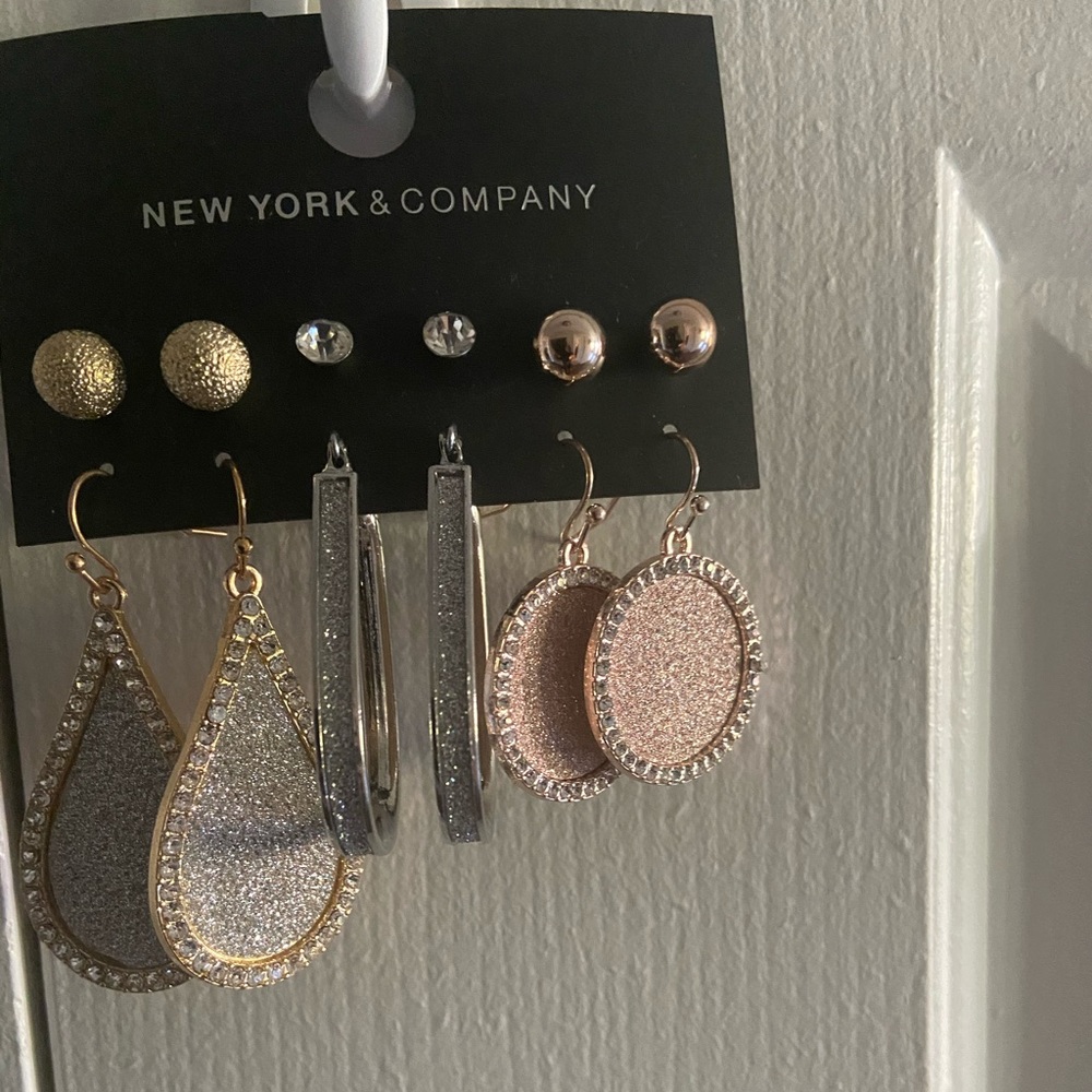 Earring - Picture 1 of 1
